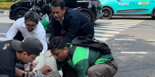 Mentan Amran Tunjukkan Kepemimpinan dengan Momen Mentan Amran Tunda Perjalanan ke Istana Demi Evakuasi Korban Kecelakaan di Tengah Jalan