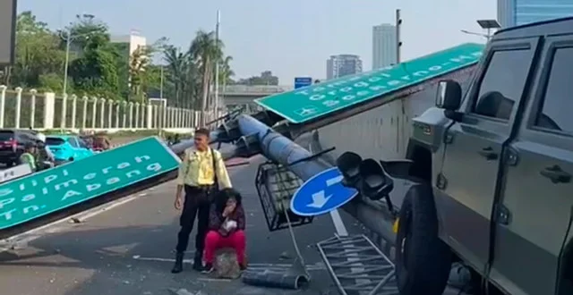 Mobil Maung Kecelakaan di Tol Dalam Kota, Tiang Sampai Ambruk: Kondisi Terkini dan Dampaknya