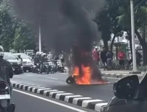 Motor Terbakar Usai Hindari Mobil Rem Mendadak di Jakarta Selatan