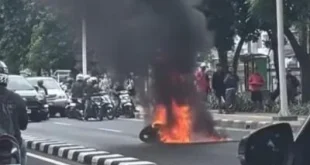 Motor Terbakar Usai Hindari Mobil Rem Mendadak di Jakarta Selatan