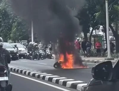 Motor Terbakar Usai Hindari Mobil Rem Mendadak di Jakarta Selatan