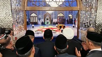 Muzani Sugiono dan Gus Yahya Mengunjungi Makam Ayatollah Khamenei: Perwakilan RI Beri Takziah