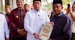 Nusron Serahkan Bantuan untuk Pembangunan Masjid di Aceh