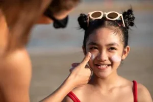 Panduan Lengkap Jaga Kesehatan Kulit si Kecil Moms Wajib Tahu Cara Pilih Sunscreen yang Tepat