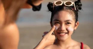Panduan Lengkap Jaga Kesehatan Kulit si Kecil Moms Wajib Tahu Cara Pilih Sunscreen yang Tepat