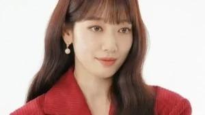 Park Shin Hye Kembali sebagai Kang Bit Na dalam The Judge from Hell Season 2