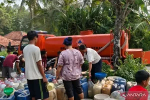 Pemkab Bekasi Salurkan Bantuan Air Bersih ke Wilayah Kekeringan