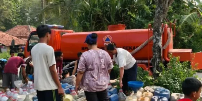 Pemkab Bekasi Salurkan Bantuan Air Bersih ke Wilayah Kekeringan