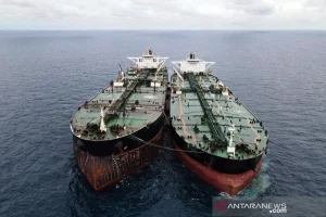 Penampakan Kapal Kargo Terbelah Dua di Selat Hormuz: Tragedi Laut yang Menggetarkan Dunia