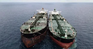 Penampakan Kapal Kargo Terbelah Dua di Selat Hormuz: Tragedi Laut yang Menggetarkan Dunia