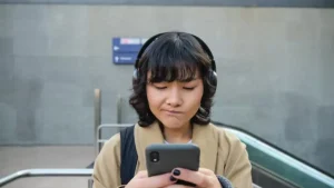 Pengaruh Media Sosial terhadap Kesehatan Mental Remaja: 8 Cara Bagaimana Media Sosial Benar-Benar Mempengaruhi Kesehatan Mental Remaja Menurut Psikologi