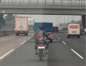 Pengendara RX King Masuk Tol Jagorawi Tanpa Pakai Helm Polisi Ikuti Google Maps, Tindakan Yang Berisiko