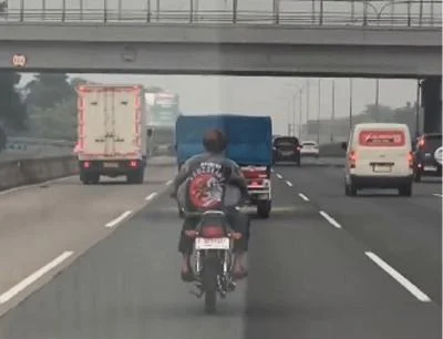 Pengendara RX King Masuk Tol Jagorawi Tanpa Pakai Helm Polisi Ikuti Google Maps, Tindakan Yang Berisiko