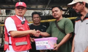 Penyintas Kebakaran Maut Pulogadung Terima Bantuan dari Sudinsos dan PMI