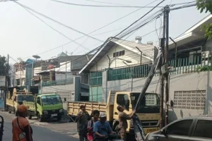 Petugas Satpol PP Tertibkan Spanduk Komersial di Grogol Petamburan untuk Meningkatkan Kualitas Lingkungan