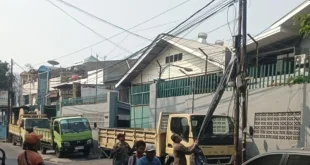 Petugas Satpol PP Tertibkan Spanduk Komersial di Grogol Petamburan untuk Meningkatkan Kualitas Lingkungan