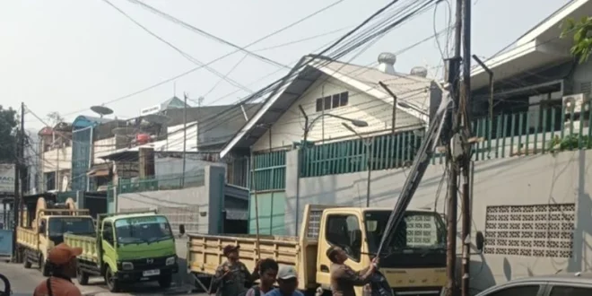 Petugas Satpol PP Tertibkan Spanduk Komersial di Grogol Petamburan untuk Meningkatkan Kualitas Lingkungan