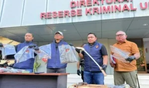 Polda Sulut Gerebek Rumah Produksi Senjata Tajam Ilegal di Minahasa Utara: Tindakan yang Harus Dihubungkan