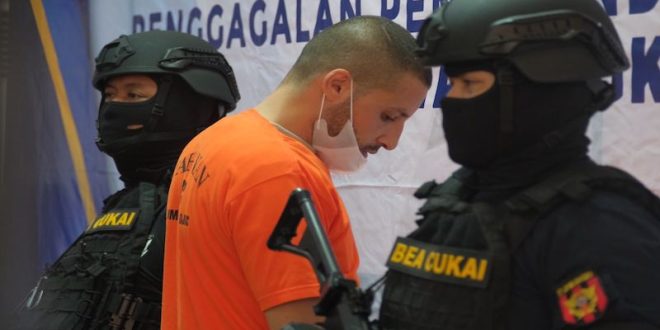 Polisi Tangkap Pilot WNA yang Diduga Selundupkan Narkoba: Kasus Menegangkan di Bandara Soekarno-Hatta