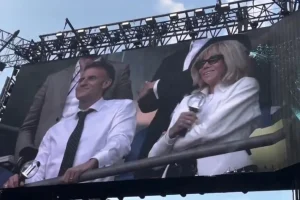 Presiden Emmanuel Macron dan Istri Nonton Konser BTS di Paris, Penggemar Heboh