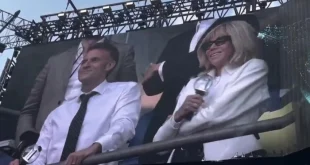 Presiden Emmanuel Macron dan Istri Nonton Konser BTS di Paris, Penggemar Heboh