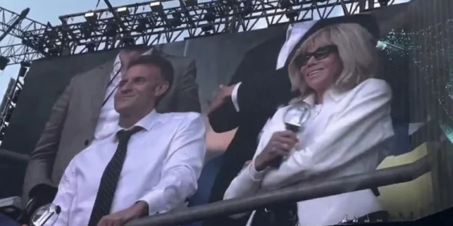 Presiden Emmanuel Macron dan Istri Nonton Konser BTS di Paris, Penggemar Heboh