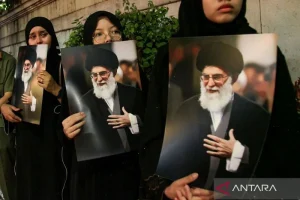 Ribuan Pelayat Menangis Saat Jenazah Ali Khamenei Tiba di Masjid Khomenei Iran