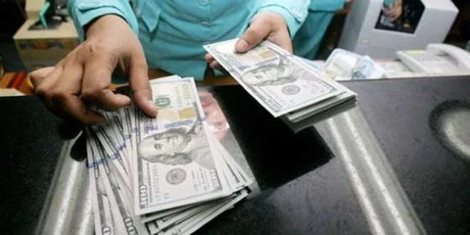 Rupiah Kian Tertekan Akibat Sentimen Negatif Fitch Ratings dan Defisit Neraca Perdagangan