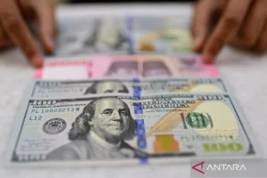 Rupiah Tertekan Akibat Kenaikan Harga Minyak Mentah: Dampak Ekonomi dan Prospek Masa Depan