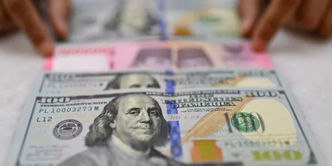 Rupiah Tertekan Akibat Kenaikan Harga Minyak Mentah: Dampak Ekonomi dan Prospek Masa Depan