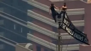 Sejoli Panjat Empire State Building Bentangkan Bendera Pesan Damai, Aksi Damai yang Menghebohkan