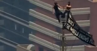 Sejoli Panjat Empire State Building Bentangkan Bendera Pesan Damai, Aksi Damai yang Menghebohkan