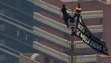 Sejoli Panjat Empire State Building Bentangkan Bendera Pesan Damai, Aksi Damai yang Menghebohkan