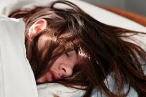 Sering Tidur dengan Rambut Basah? Ini 4 Masalah yang Bakal Terjadi