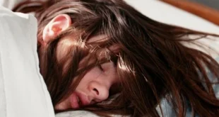 Sering Tidur dengan Rambut Basah? Ini 4 Masalah yang Bakal Terjadi