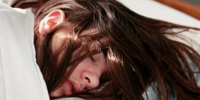 Sering Tidur dengan Rambut Basah? Ini 4 Masalah yang Bakal Terjadi