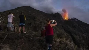 Stromboli: Mercusuar Mediterania yang Tak Pernah Padam