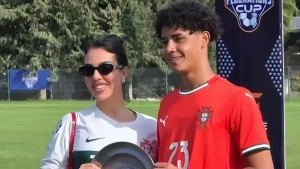 Tampil Modis di Lapangan Golf Georgina Rodriguez Curi Perhatian Saat Habiskan Waktu Bersama Ronaldo, Menjadi Sorotan
