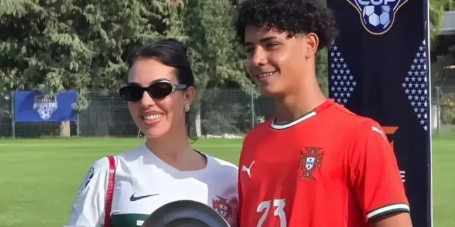 Tampil Modis di Lapangan Golf Georgina Rodriguez Curi Perhatian Saat Habiskan Waktu Bersama Ronaldo, Menjadi Sorotan