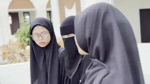 Tangis Celine Evangelista Pecah Saat Antarkan Putrinya Mondok di Pesantren: Kisah Ibu yang Berat Hati