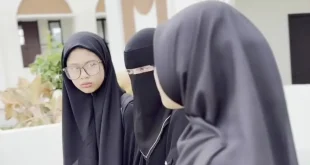 Tangis Celine Evangelista Pecah Saat Antarkan Putrinya Mondok di Pesantren: Kisah Ibu yang Berat Hati