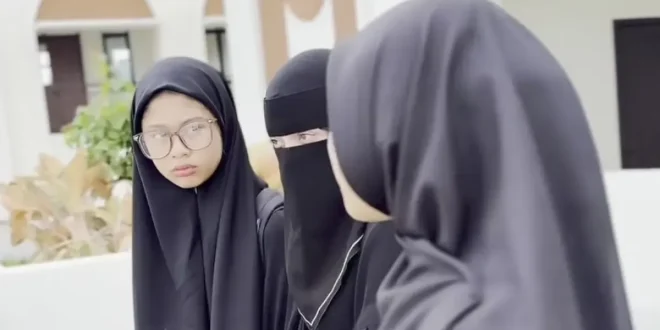 Tangis Celine Evangelista Pecah Saat Antarkan Putrinya Mondok di Pesantren: Kisah Ibu yang Berat Hati