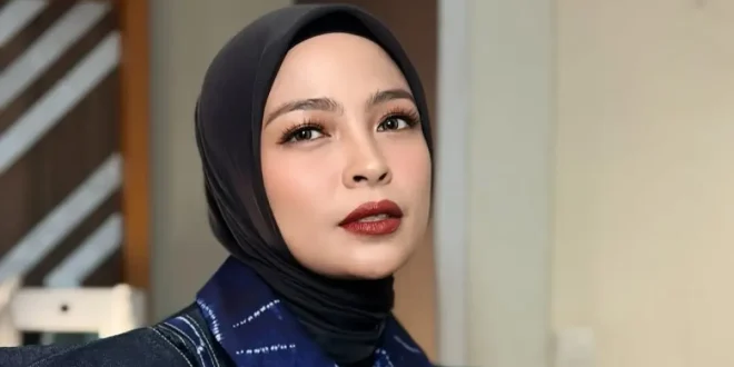 Tantri Kotak Mengungkapkan Pengalaman Menegangkan dengan Pria yang Berusaha Memeluknya di Atas Panggung