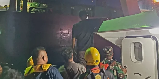Tim SAR Gabungan di Kepulauan Anambas Evakuasi Awak Kapal Tenggelam: Operasi Penyelamatan yang Berhasil