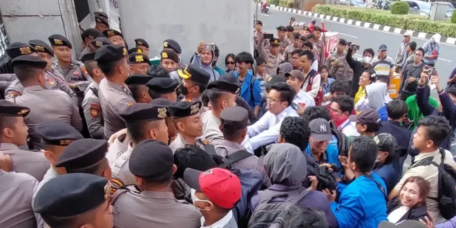 Tuntut Febrie Adriansyah Ditahan: Demo BEM KSI di Kejagung Tidak Berjalan Lancar