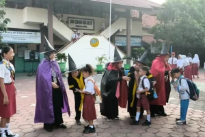 Uniknya MPLS di Solo: Guru Berkostum Harry Potter Sambut Siswa dengan Penuh Semangat