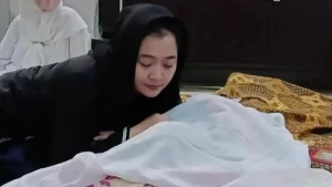 Vega Darwanti Terbangun Karena Dicium Keras Ternyata Sang Ibunda Meninggal, Kisah Sedih di Balik Kehilangan