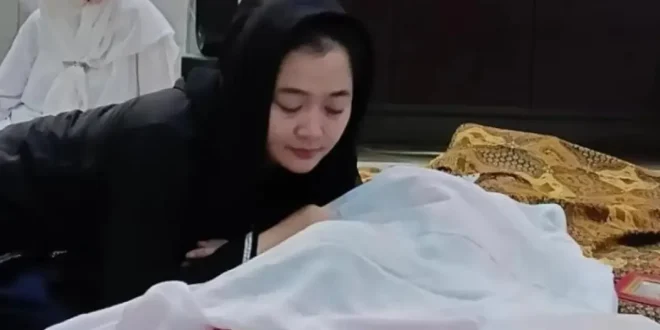 Vega Darwanti Terbangun Karena Dicium Keras Ternyata Sang Ibunda Meninggal, Kisah Sedih di Balik Kehilangan
