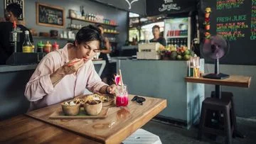 Waktu Terbaik Makan Siang agar Energi Tetap Stabil Seharian: Rahasia Sehat
