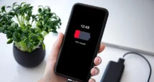 4 Bahaya Main HP Sambil Dicas Cepat Rusak Hingga Kebakaran: Apa Risikonya?